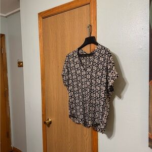 Lush Small Multi-Color w/Geometric Print Short Sleeve V-Neck Blouse - EUC